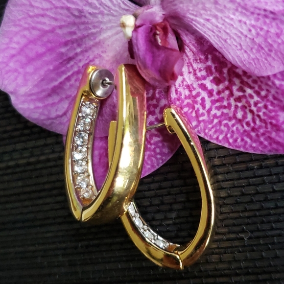 Joan Rivers Jewelry - VTG Joan Rivers Gold/Rhinestone oval hoop earrings